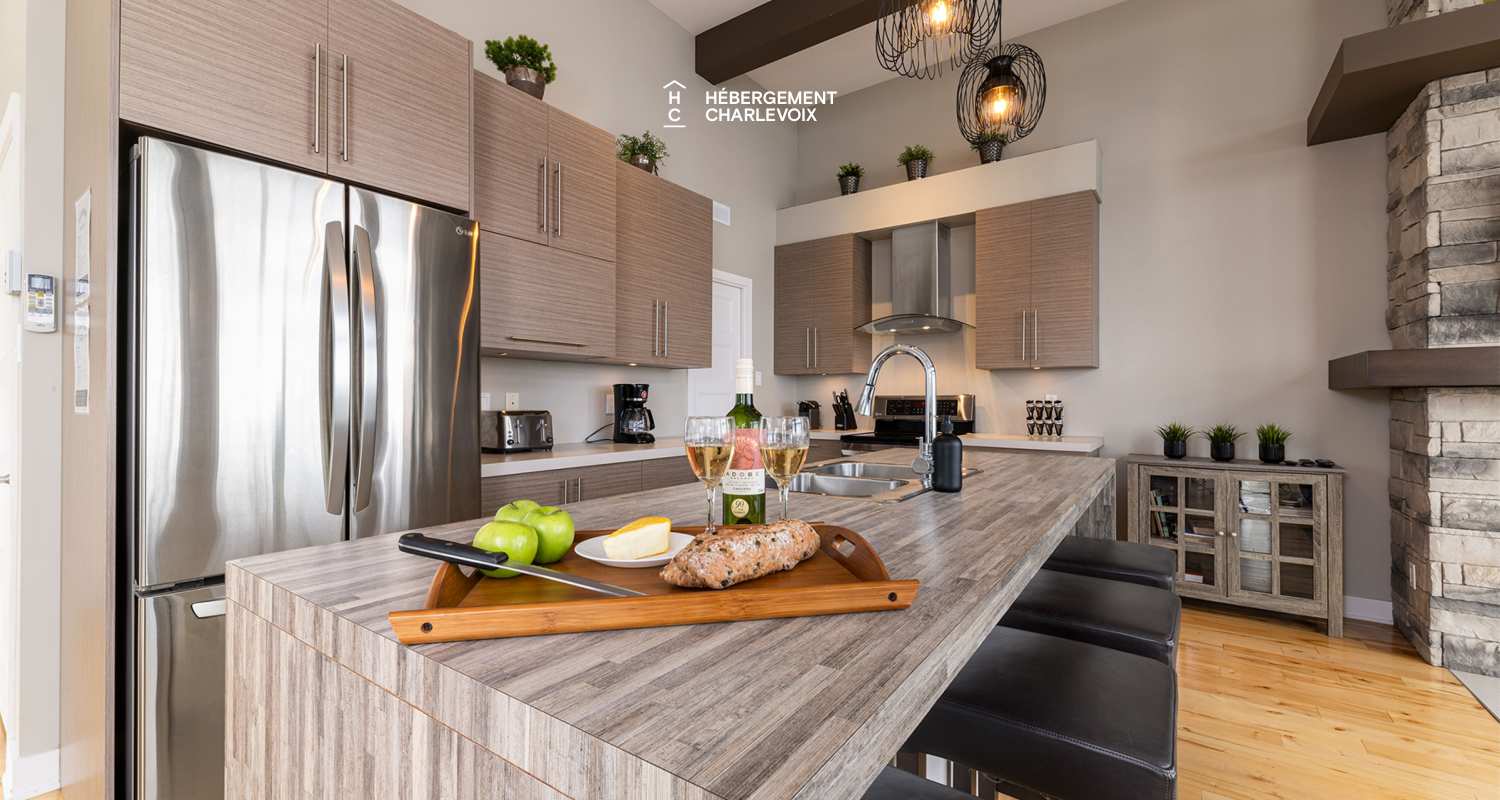 AUB-150 -  Majestic view of the river and the Charlevoix Massif